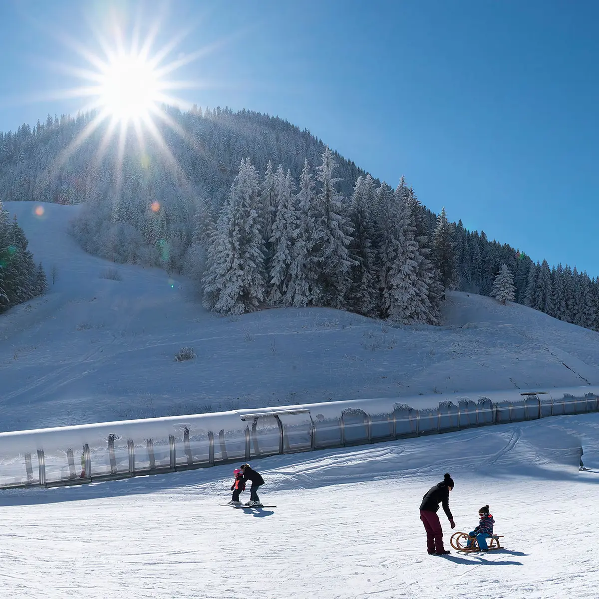 Piste de ski débutants et tapis roulant couvert
