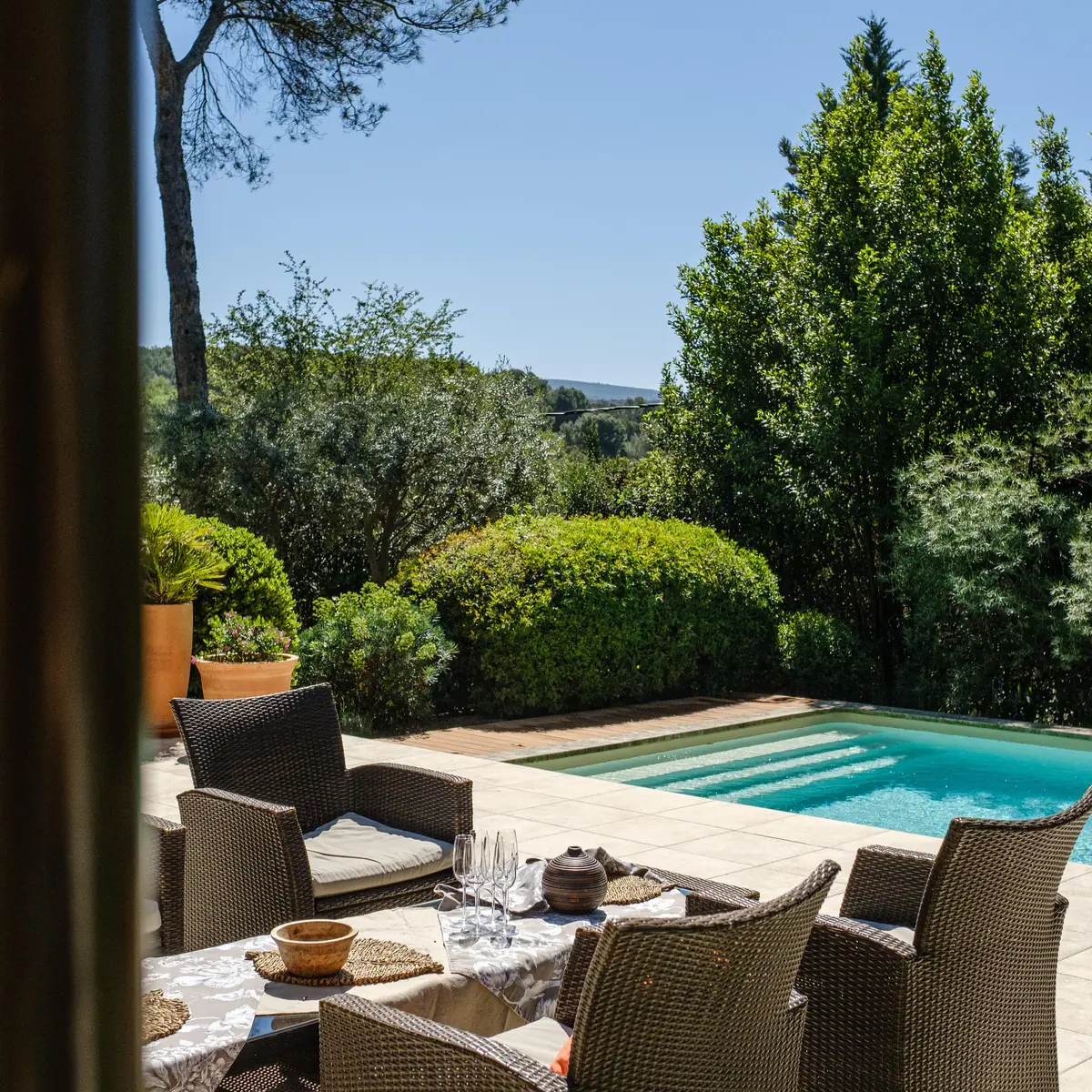 Piscine et salon de jardin
