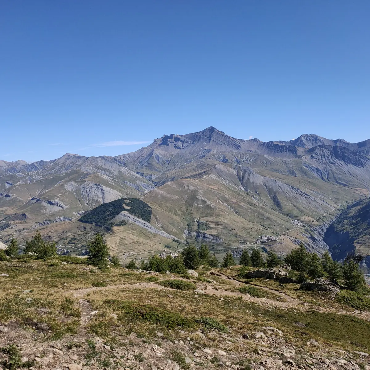 Les hameaux et la vue depuis le Lac de Puy Vachier sur le domaine du téléphérique des glaciers de La Meije