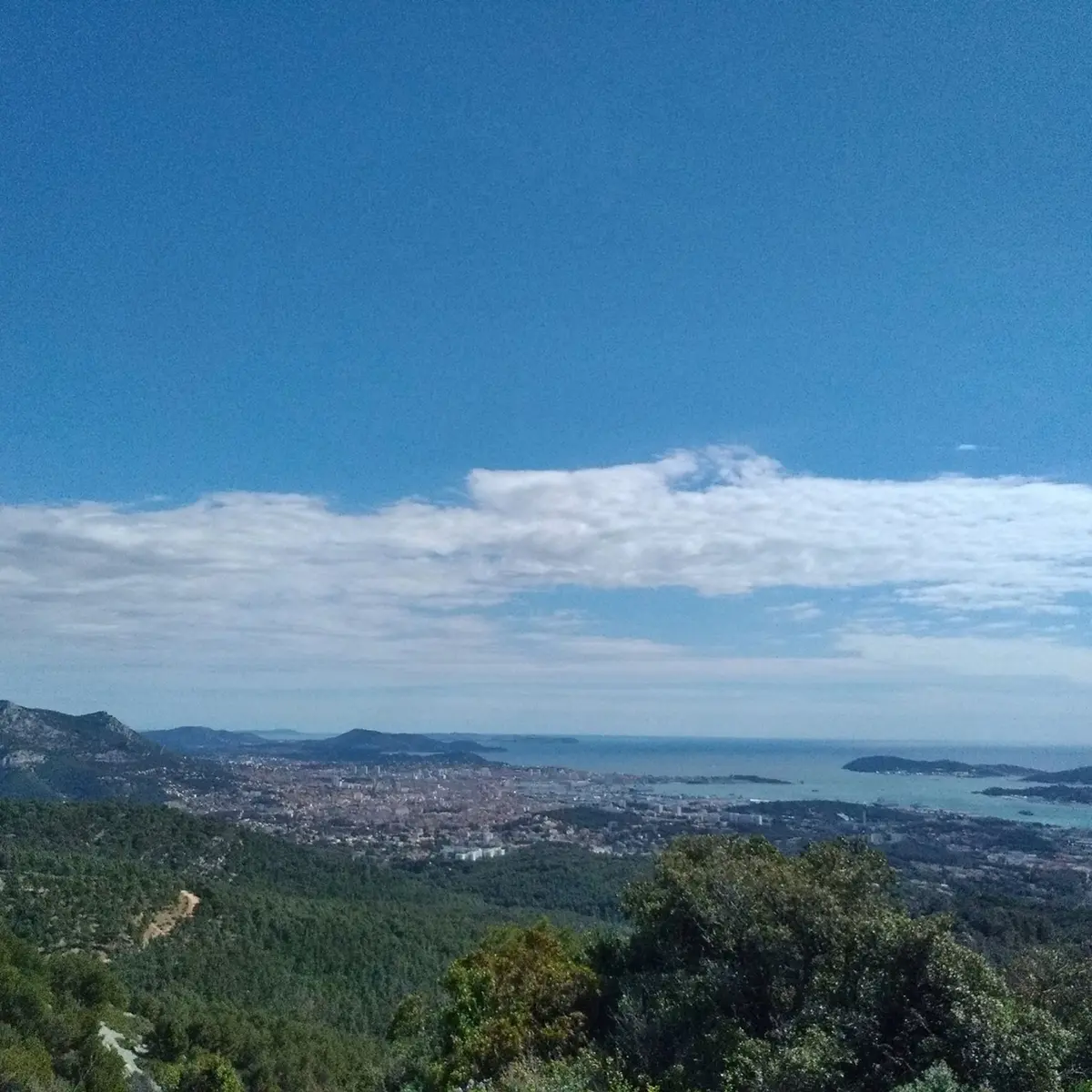 Panorama sur les communes du littoral varois, notamment la rade de Toulon