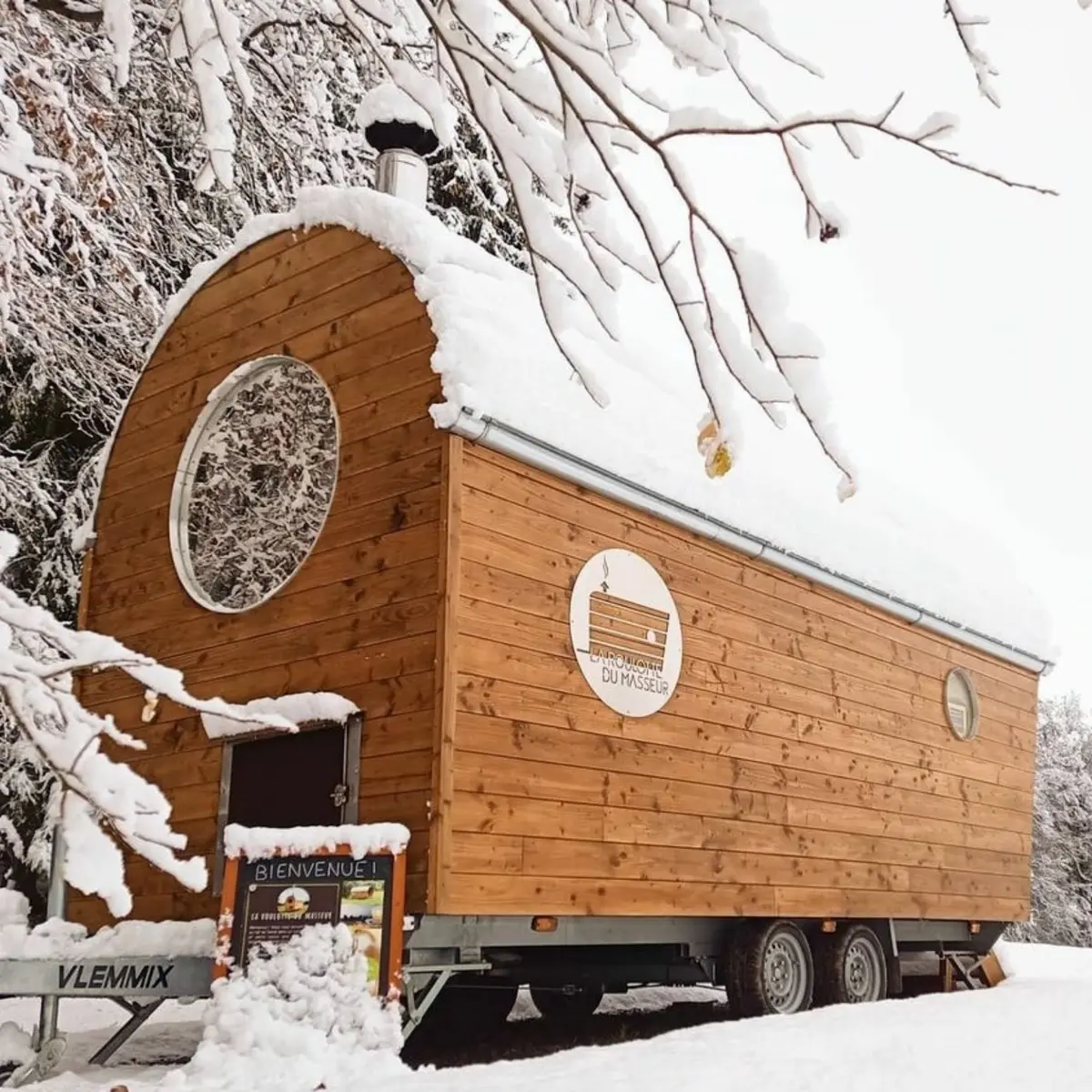 La Roulotte du Masseur sous la neige Val de Tamié