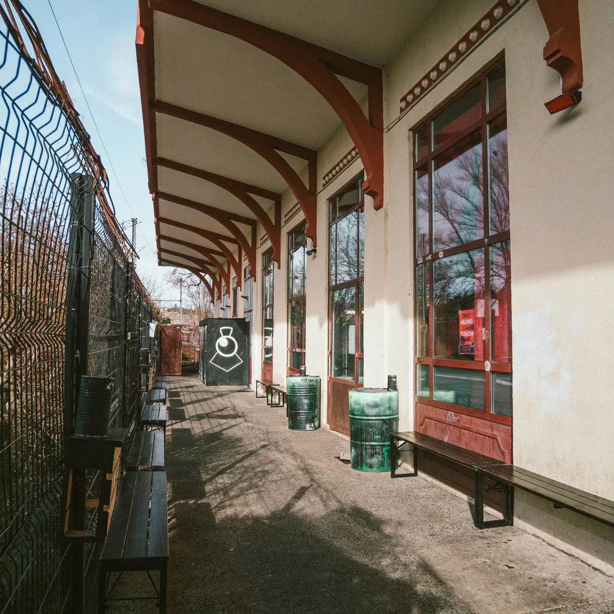 Fumoir qui donne sur le quai de la gare