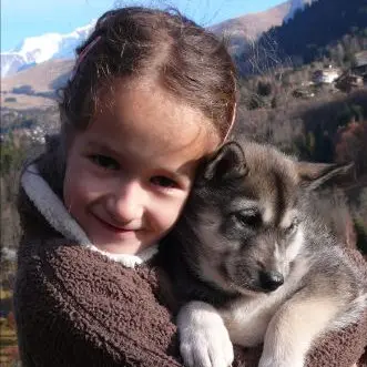 enfant avec chiot