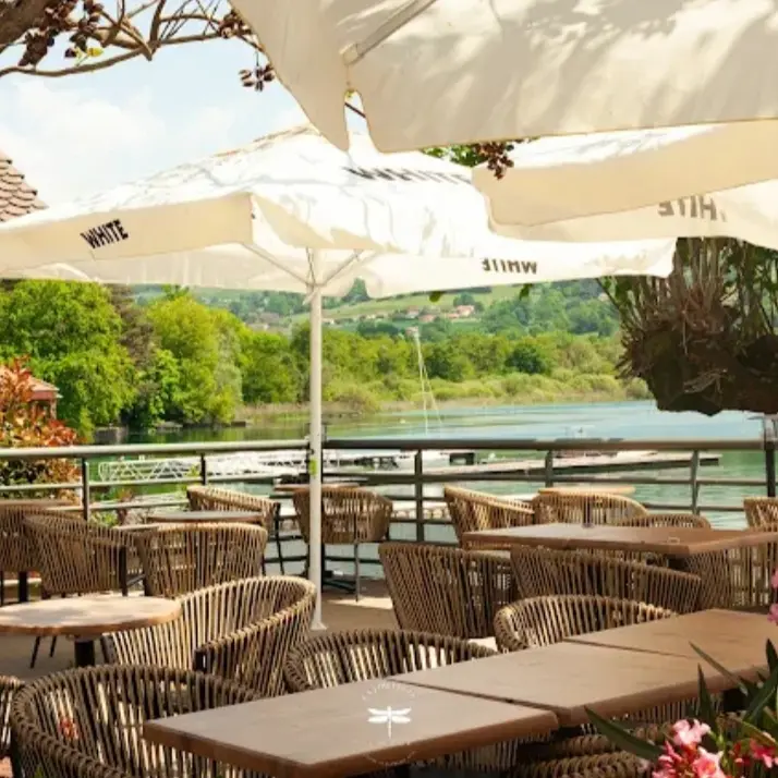 La Terrasse surplombant le lac de Paladru