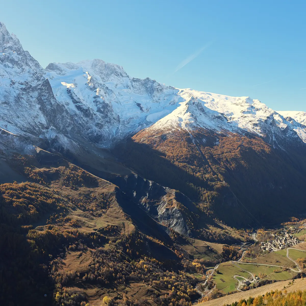 Vue sur le village de la Grave depuis l'Aiguillon