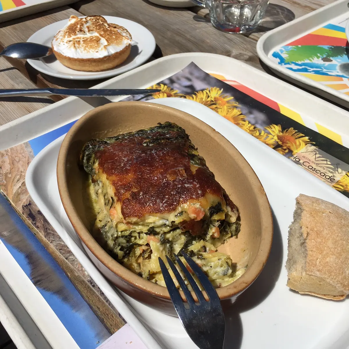 Lasagnes saumon-épinard et tarte citron meringuée (faits maison) - Restaurant La Cascade