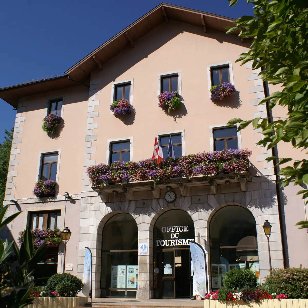 Façade de l'Office de tourisme, ancien hôtel de ville