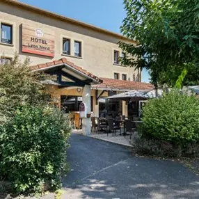 L'entrée de l'hôtel