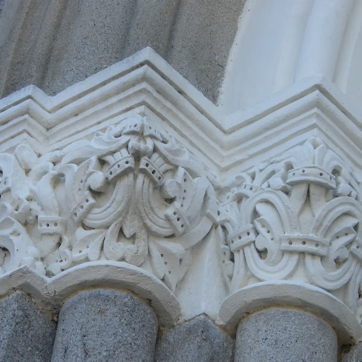 Chapiteaux église