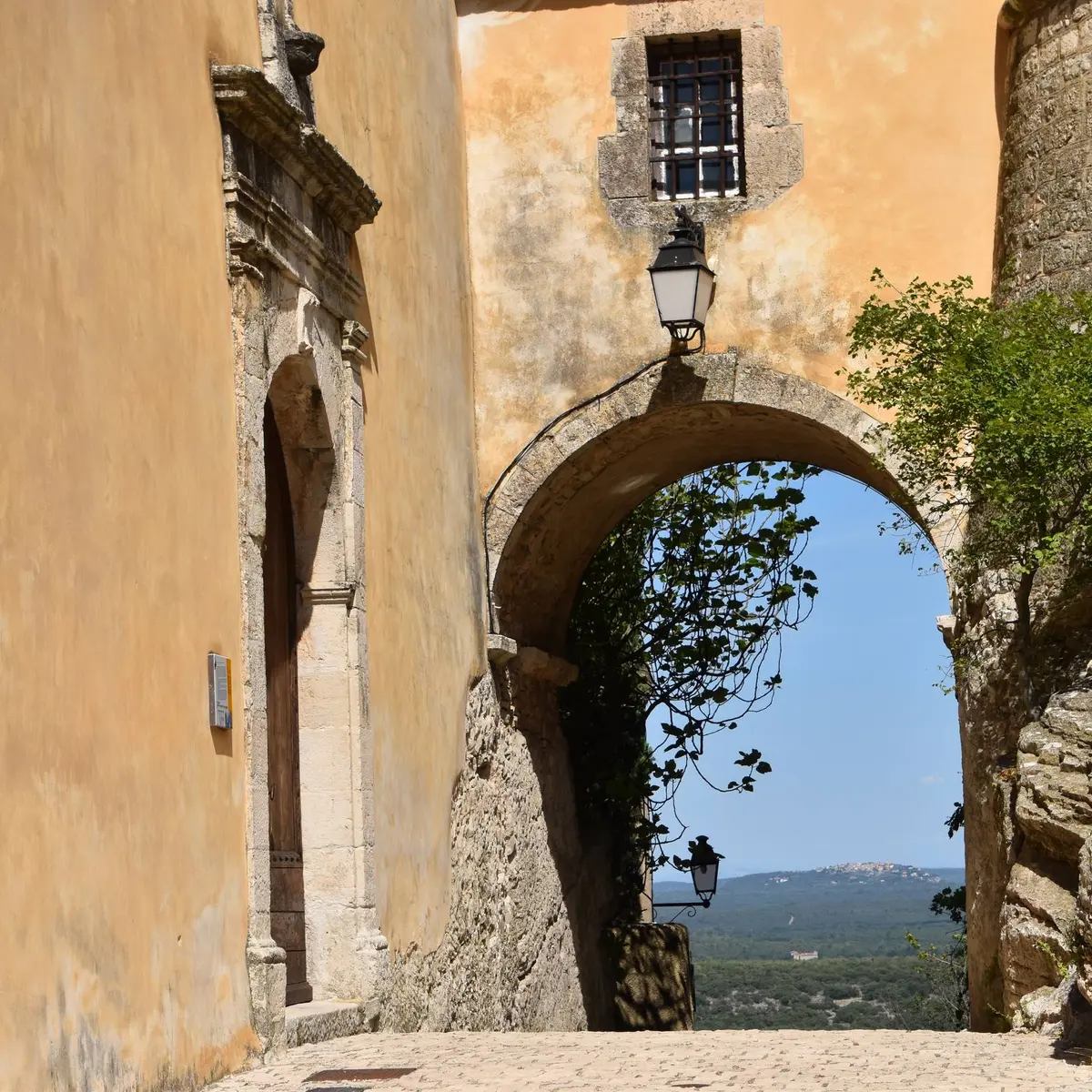 Vue sur le panorama des collines environnantes à travers une  ancienne arcade