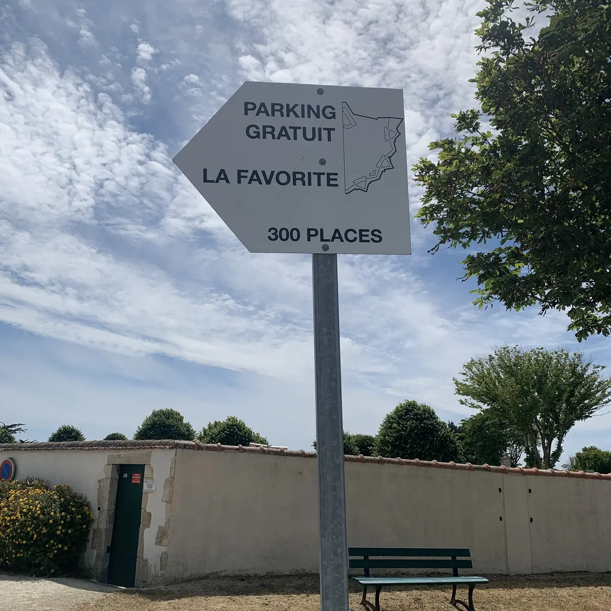 Señal de dirección al estacionamiento.