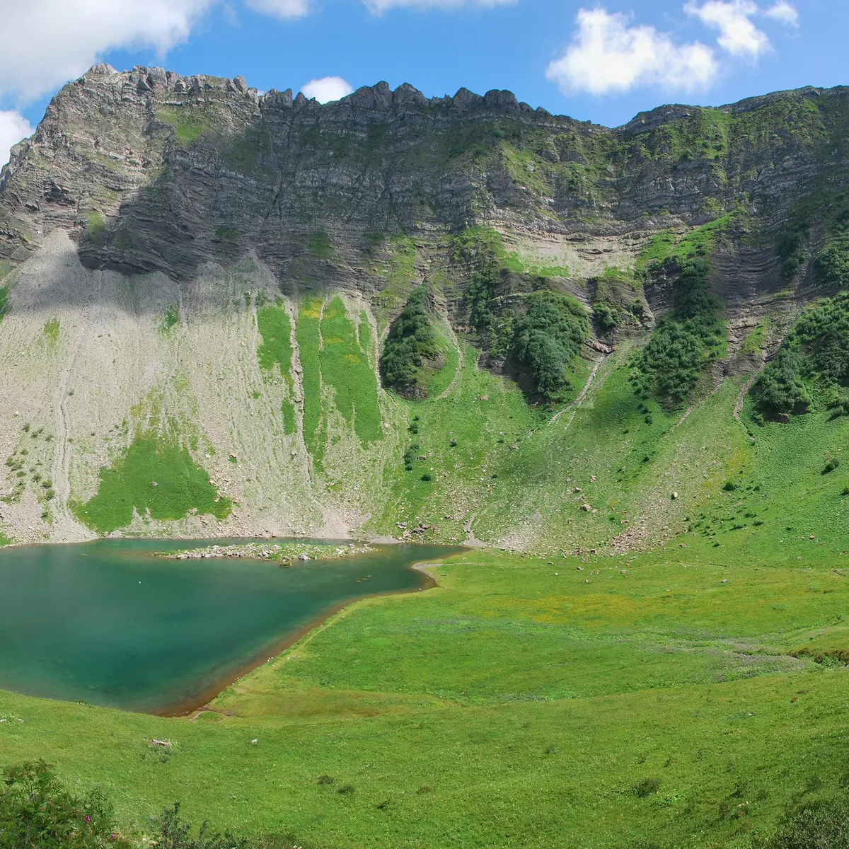 Vue sur le lac de Tvaneuse et le Roc de Tavaneuse