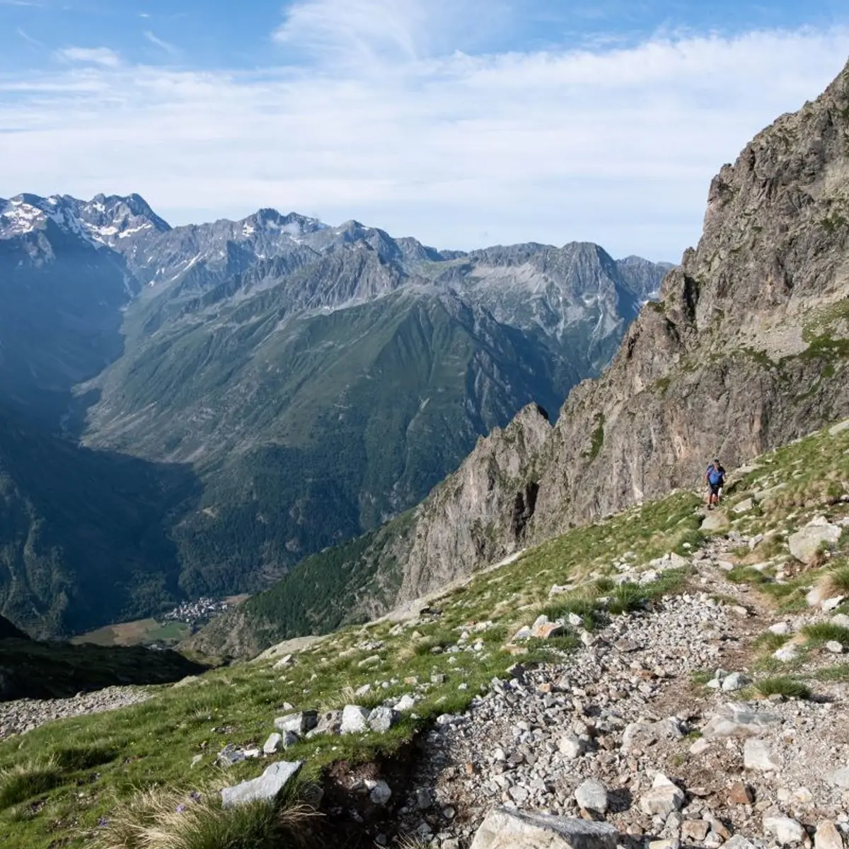Montée vers le Pas de l'Olan, La Chapelle-en-Valgaudemar en contrebas