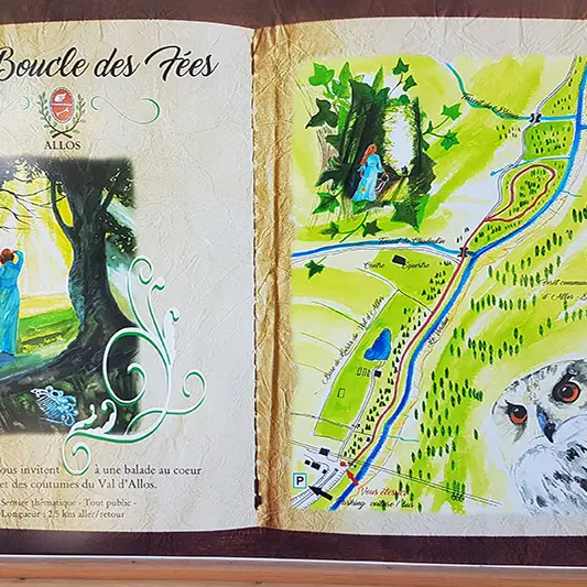 Gros plan sur le panneau d'information au départ de la randonnée, inscription La Boucle des Fées, Les Fées vous invitent à une balade au coeur des Légende set des Coutumes du Val d'Allos. Illustrations et plans imagés de la randonnée