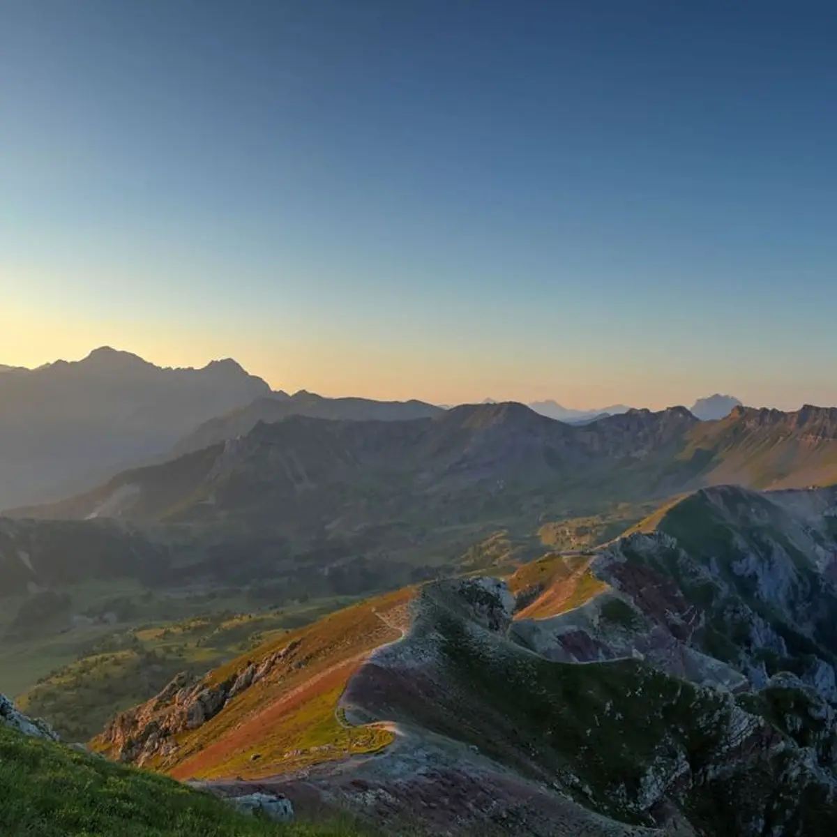 Levé de soleil sur la crête du Morgon