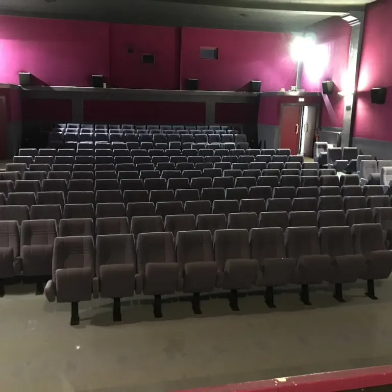 Salle rénovée (intérieur)