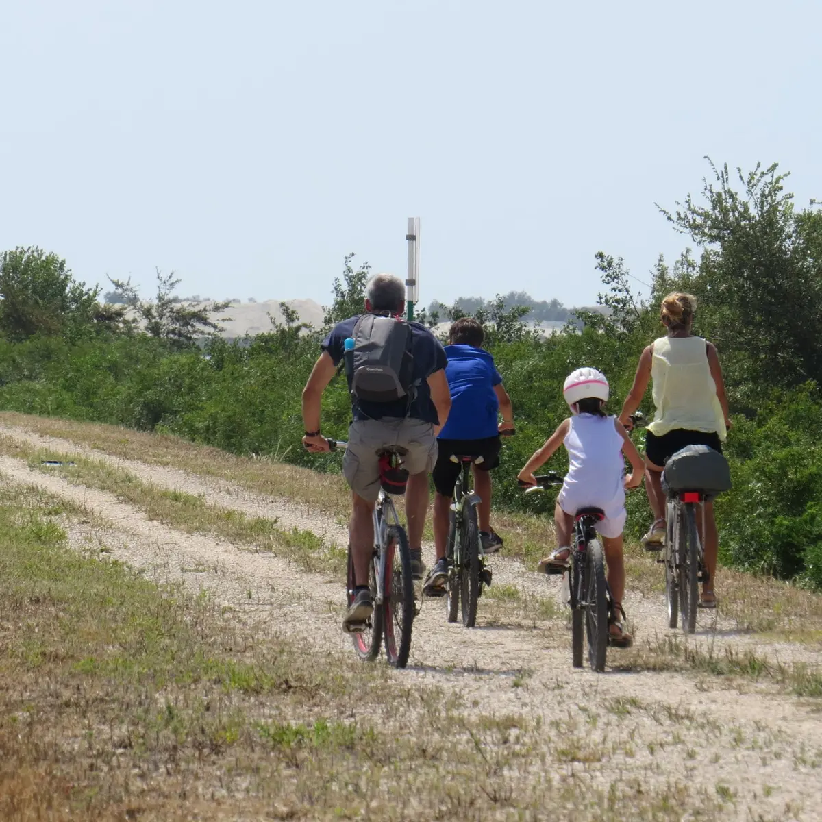Famille de cyclistes sur les rives du Rhône