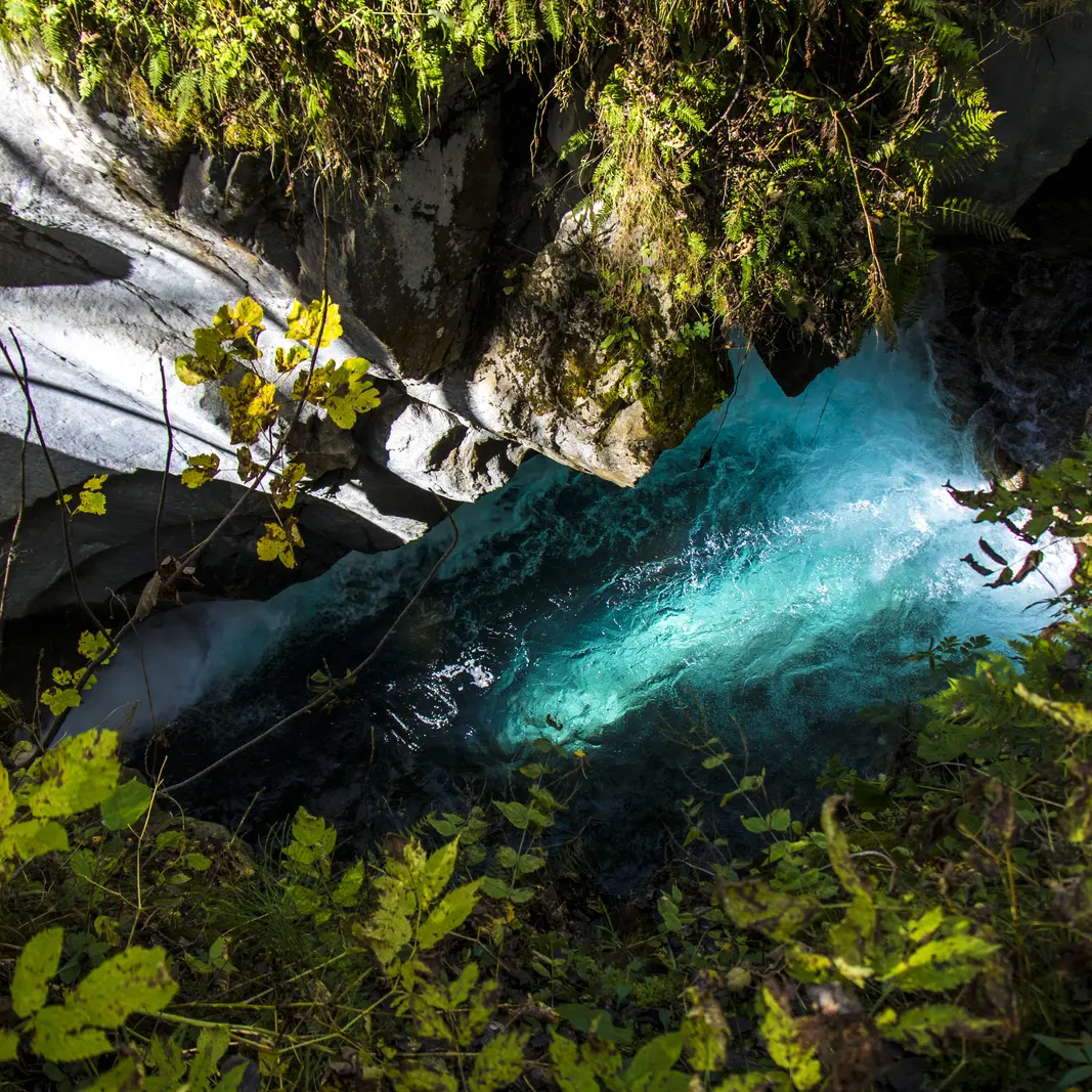 Rivière bleue dans les oulles du diable