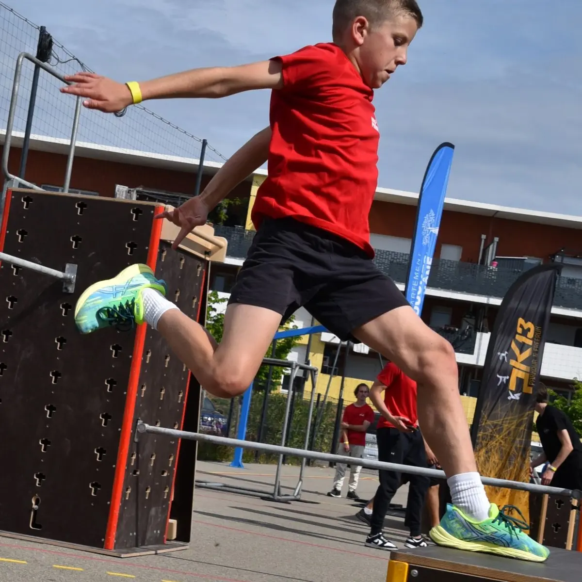 enfant qui fait un saut