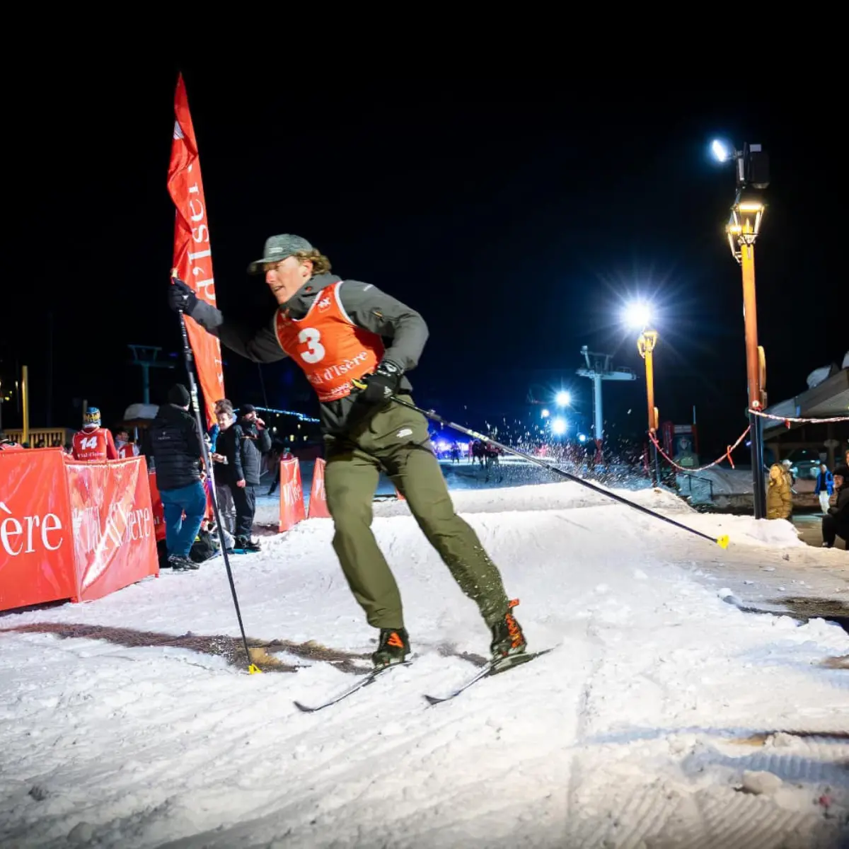 Skieur lors de la cours de ski de fond nocturne à Val d'Isère