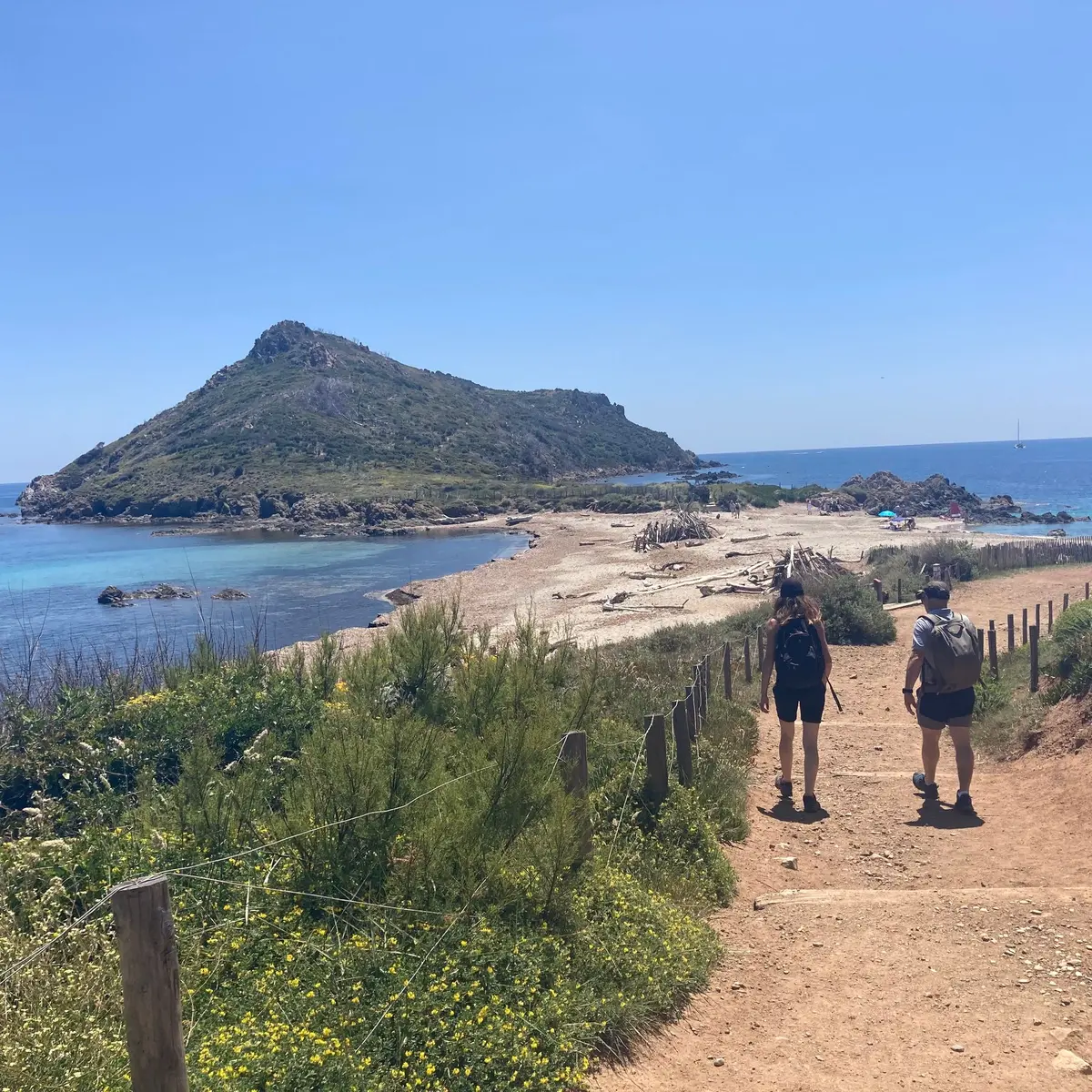 Randonneurs devant le Cap Taillat