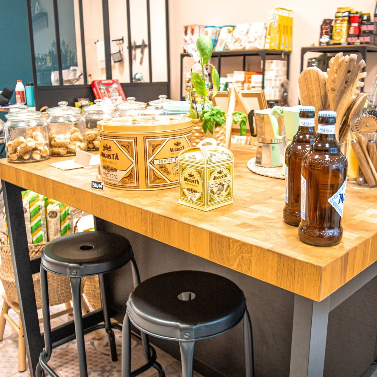 intérieur, table haute et tabourets