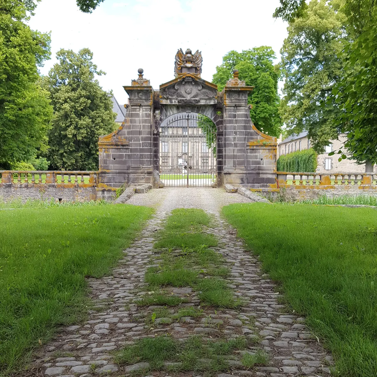 Allée d'accès au Château d'Effiat sur la randonnée Sur les traces des lavandières