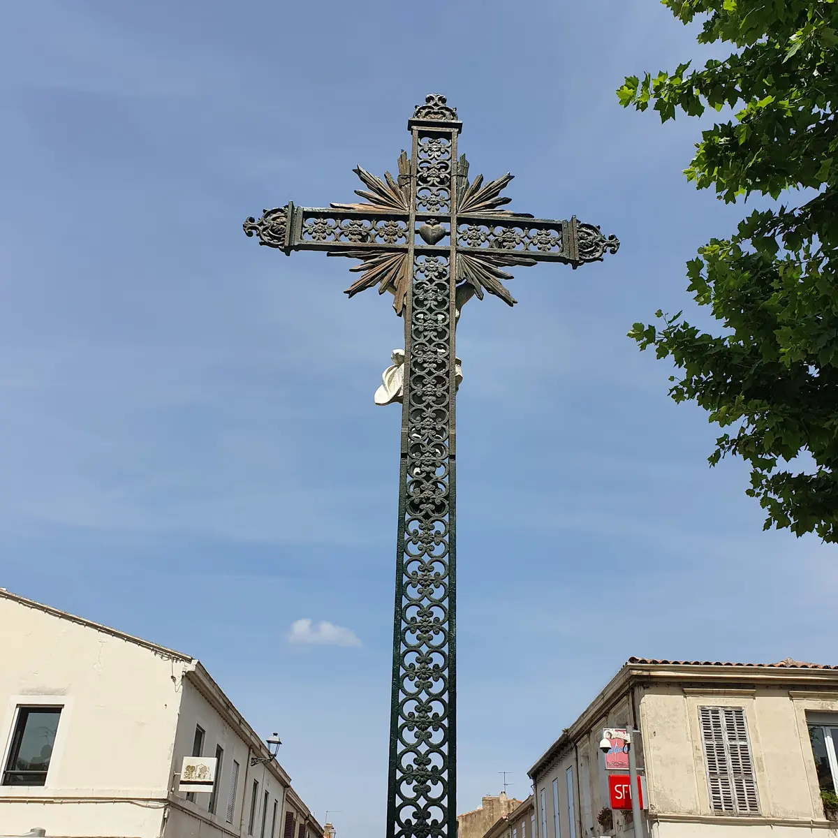 Croix sur le parvis