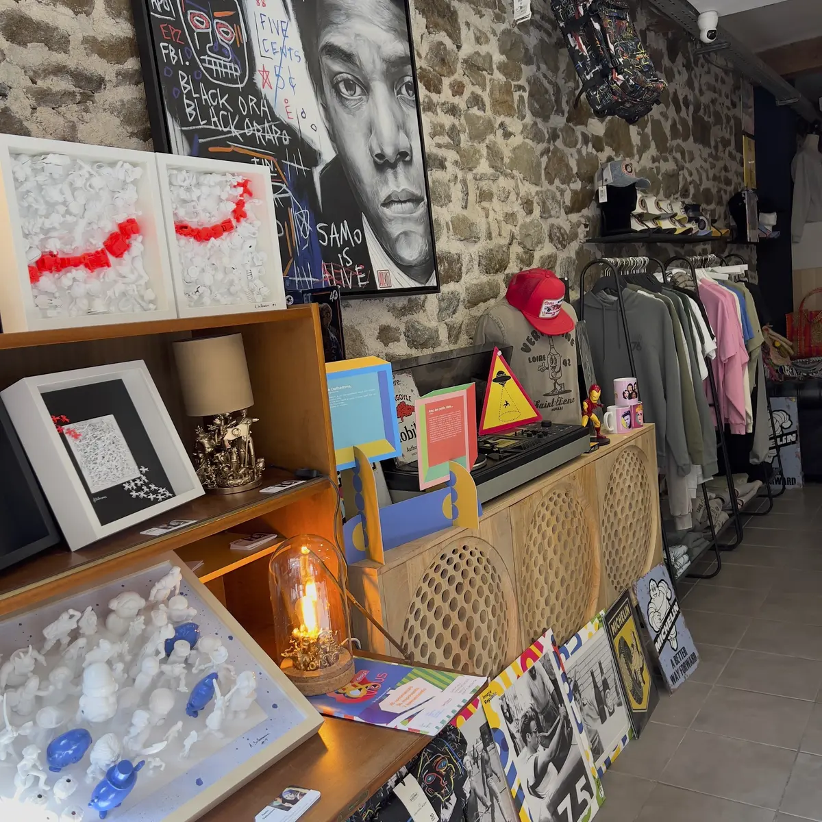 Intérieur boutique - coté avant gauche
