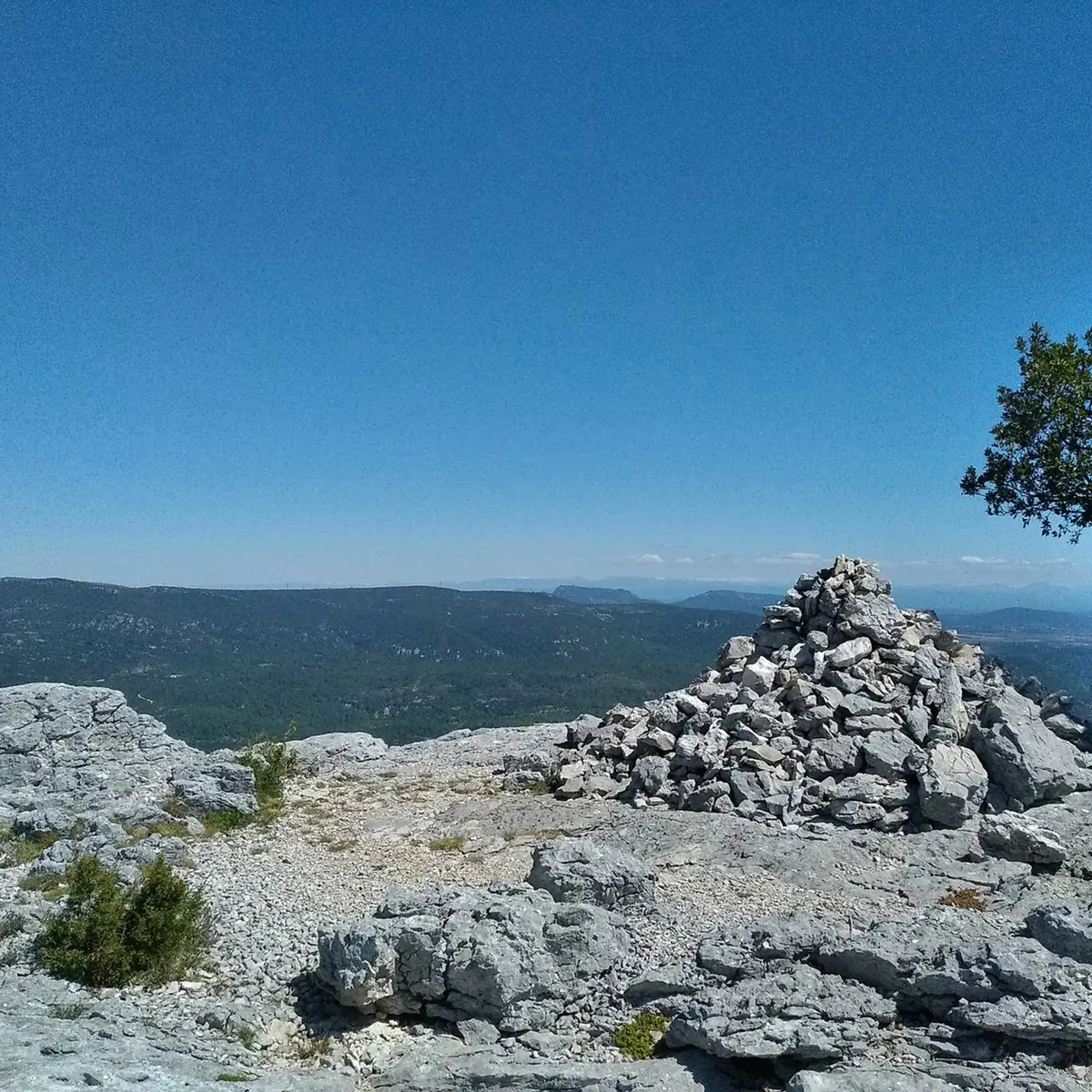 Pierrier en haut de la falaise avec une vue panoramique