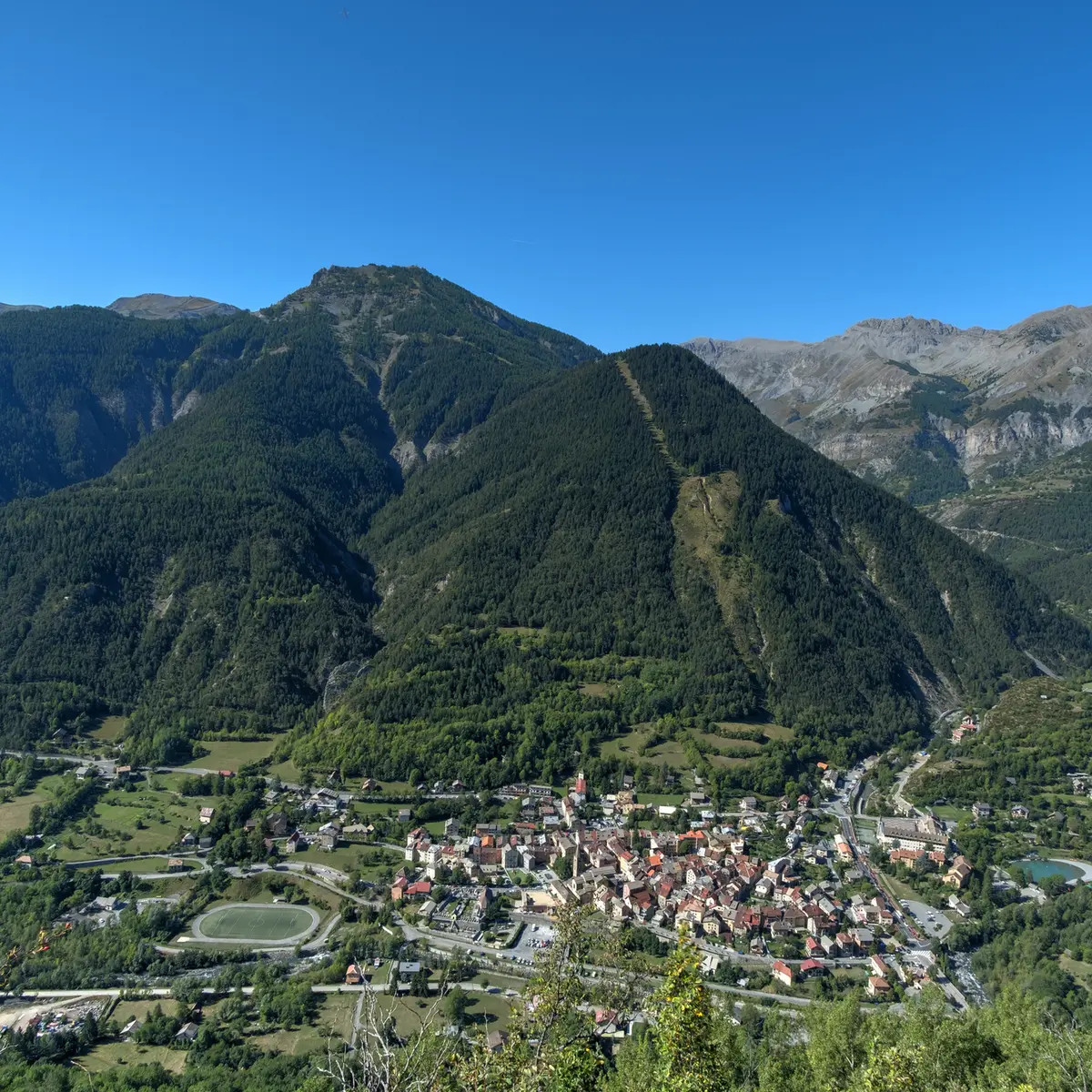 Le village et la Cîme de la Pinatelle