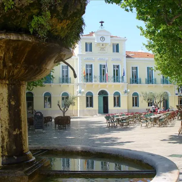 Place Jean Jaurès et mairie du Beausset