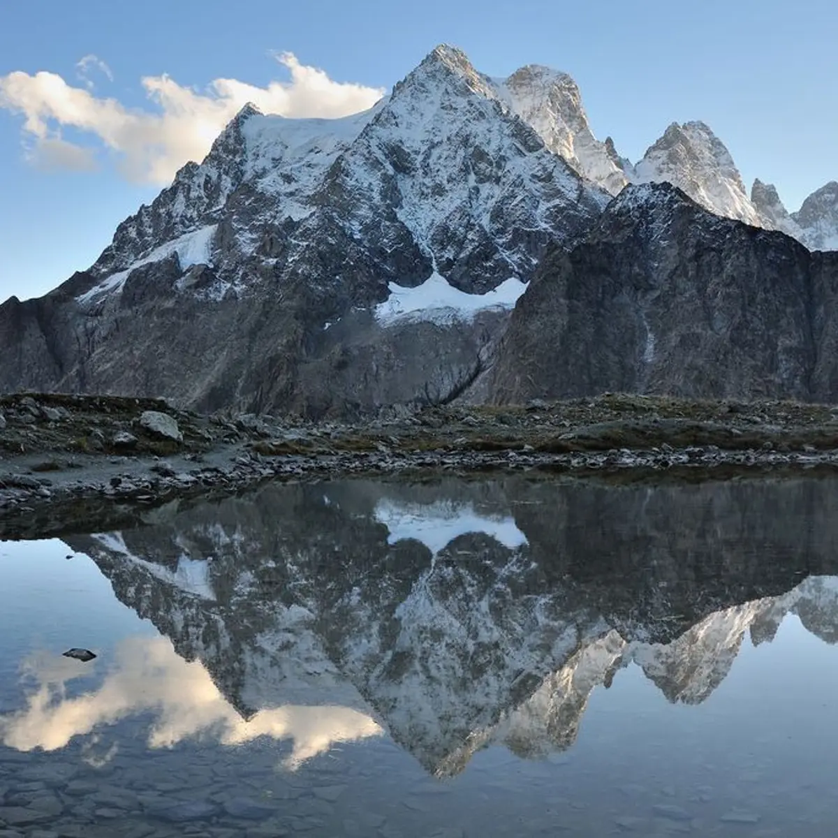 Le Pelvoux et les Ailefroides - reflet dans le lac Tucket