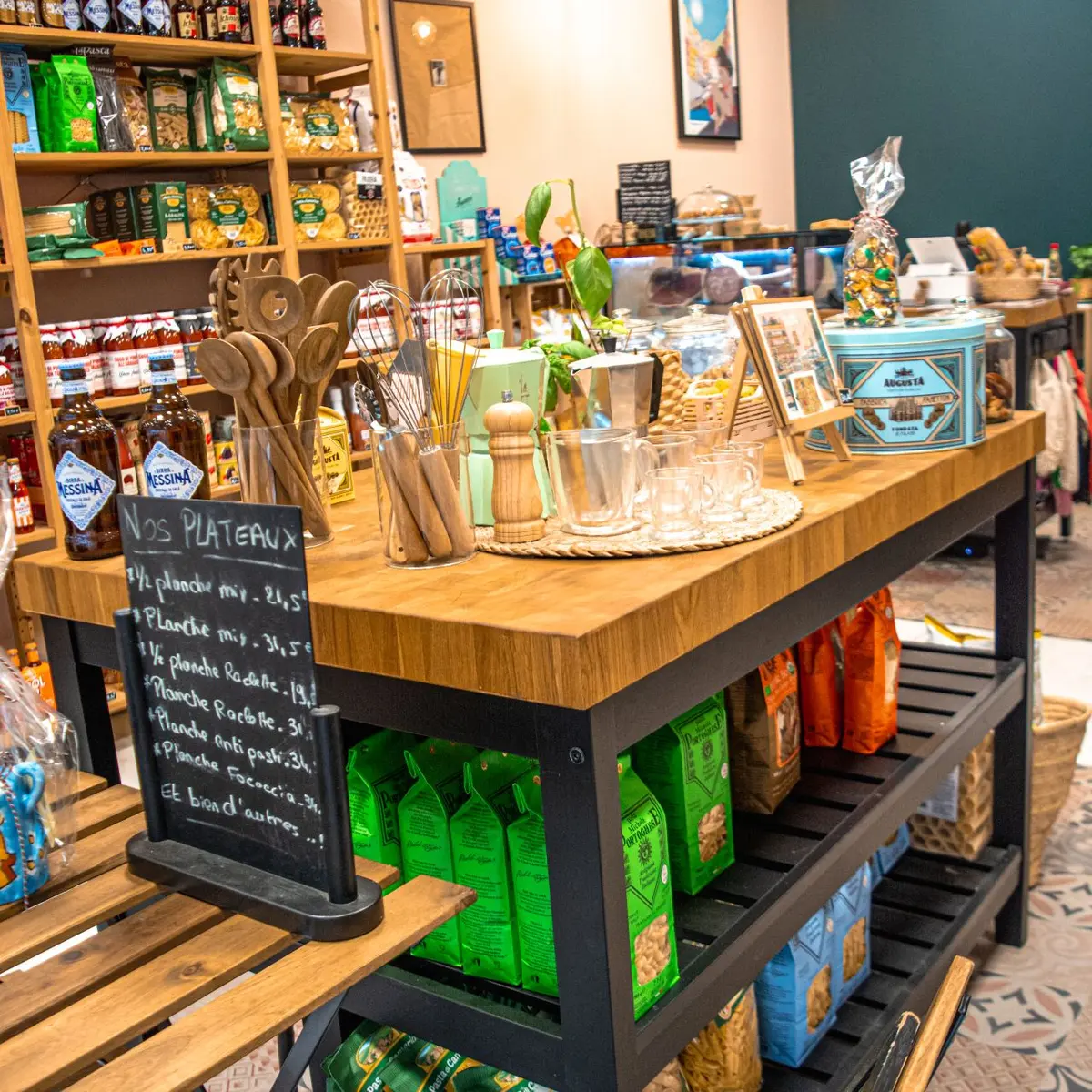 intérieur de la boutique, table haute et produits vendus