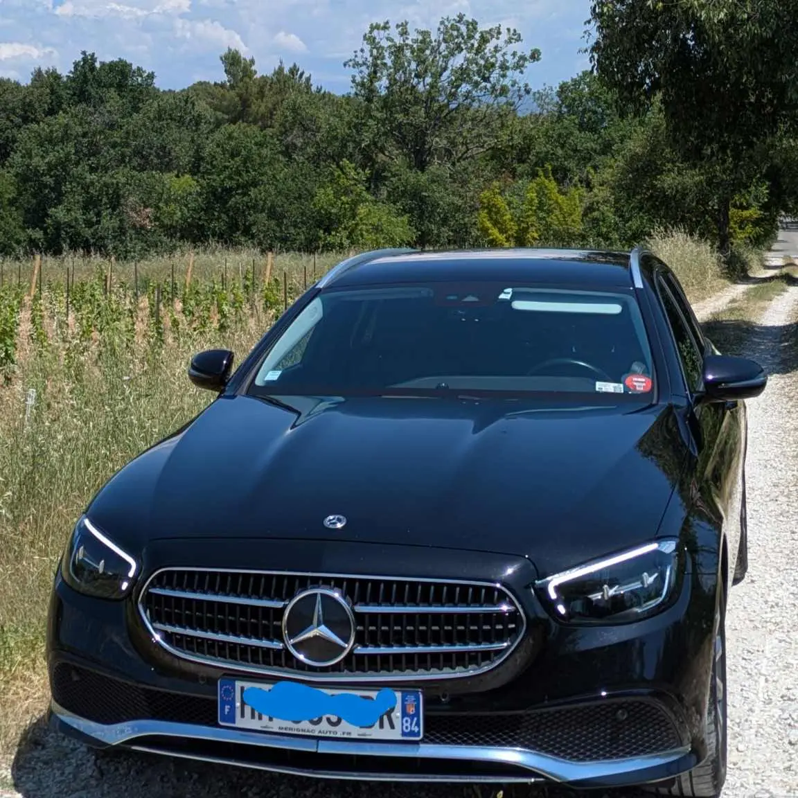 Mercédes dans la campagne