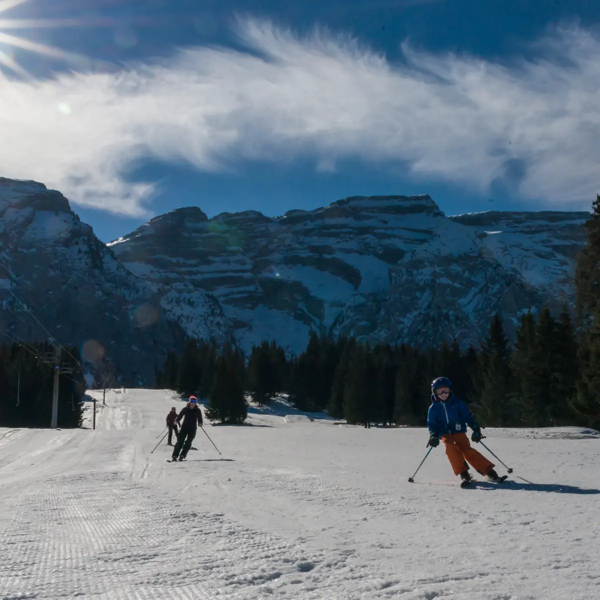 Skieurs devant le Bargy