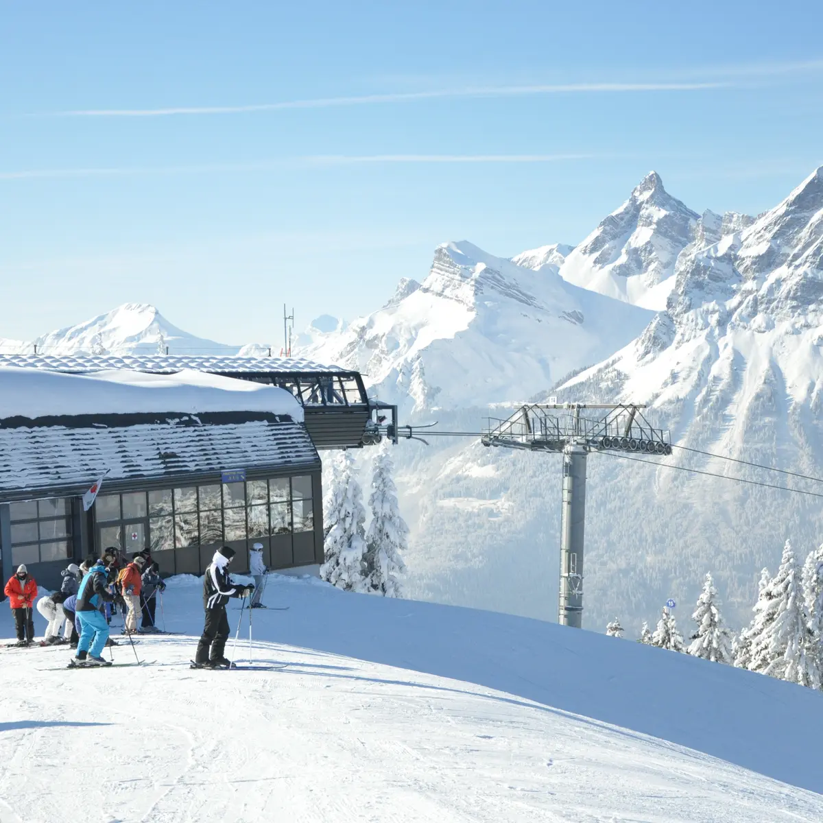 Arrivée télécabine de la Kédeuze avec vue sur les Aravis