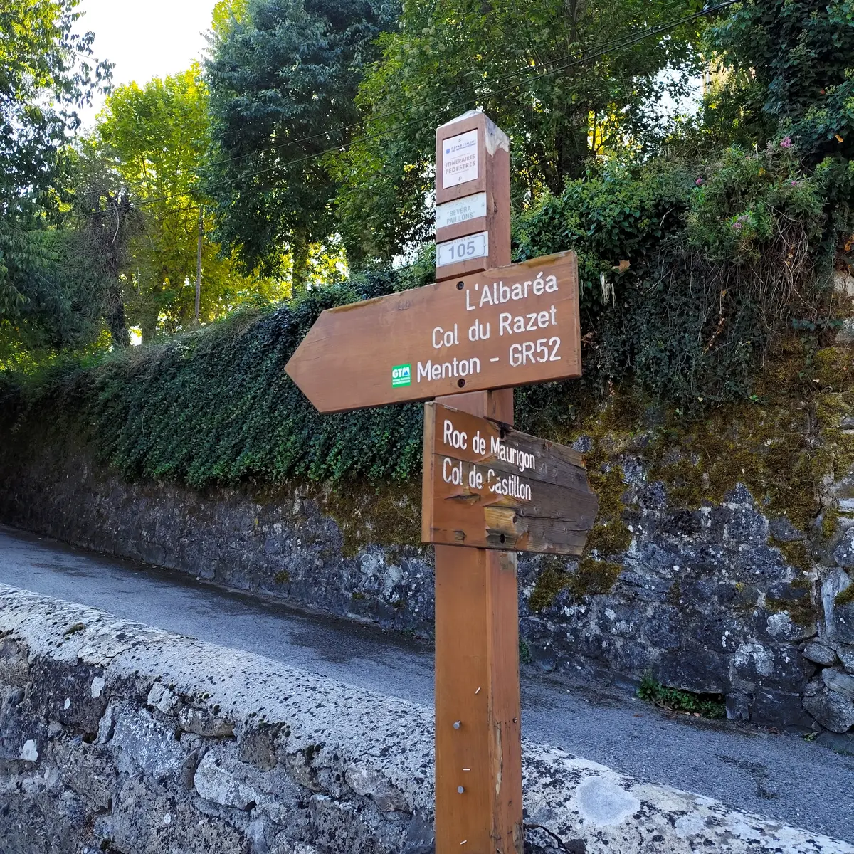 Balise 105 à Sospel indiquant le GR52
