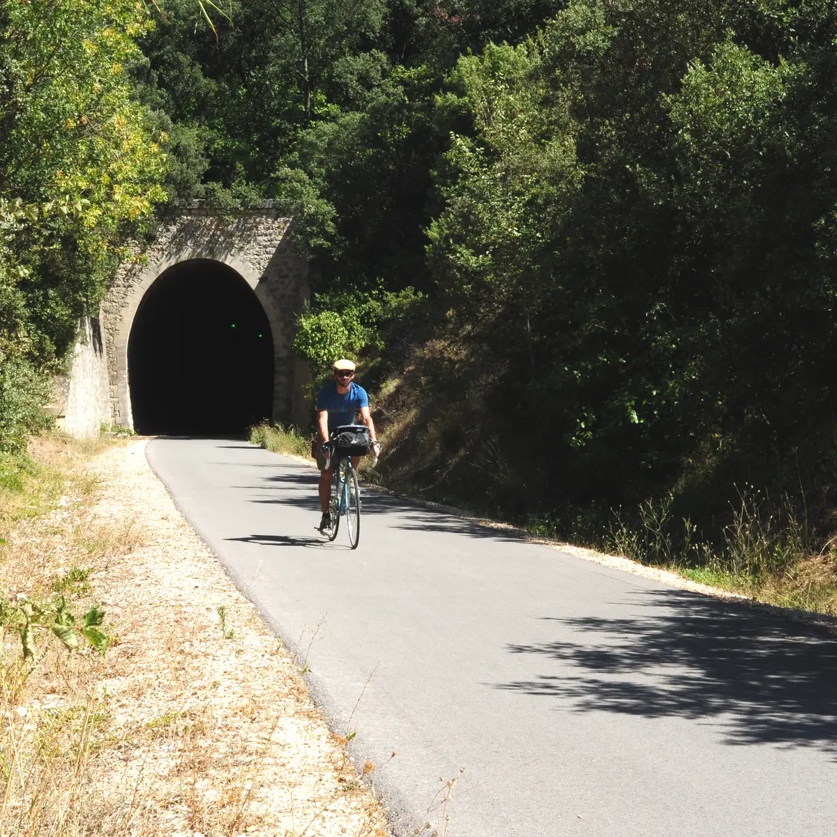 Piste cyclable sous le tunnel de Montfrin