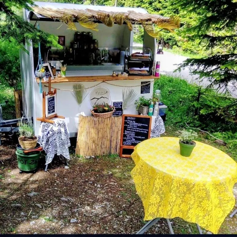 Foodtruck dans la forêt de la Cluite avec une petite table