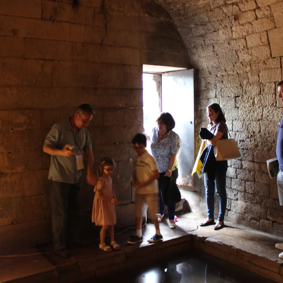 Visite en famille de la Fontaine de la Pissotte