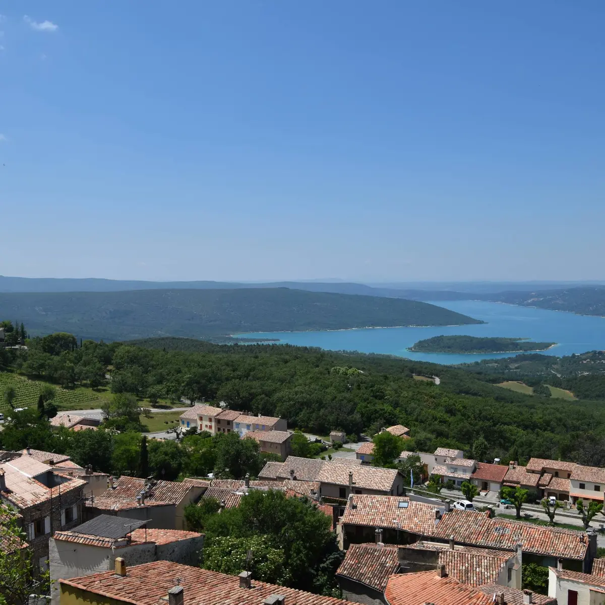 Vue sur le village d'Aiguines et sur les gorges du Verdon