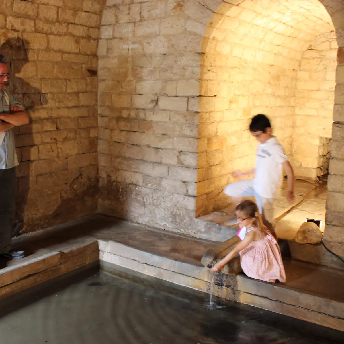 Visite en famille de la Fontaine de la Pissotte