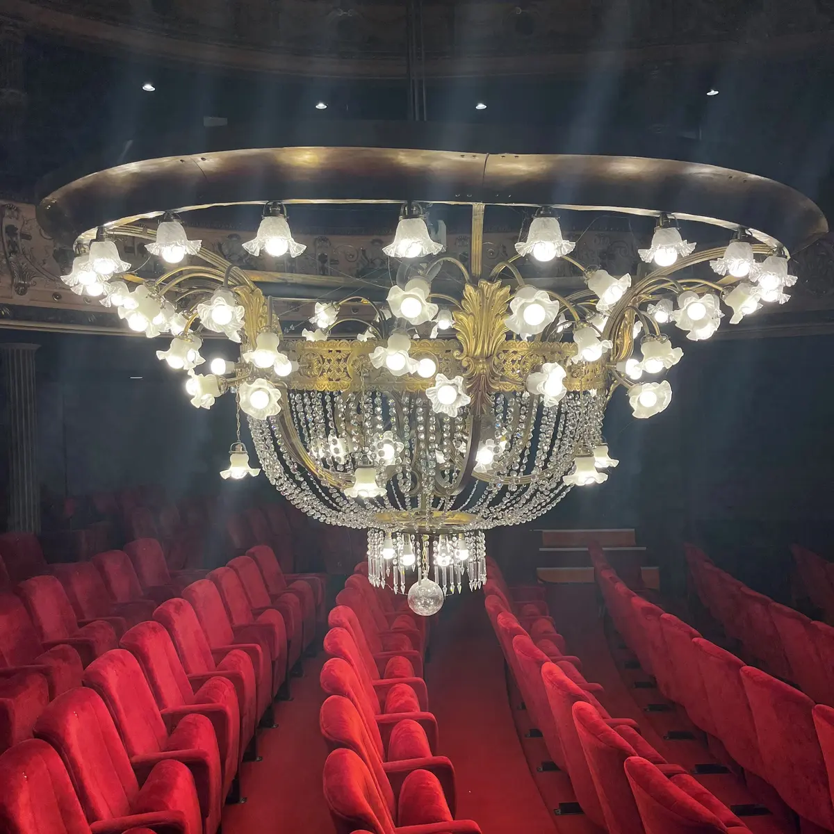 le lustre composé de 96 ampoules