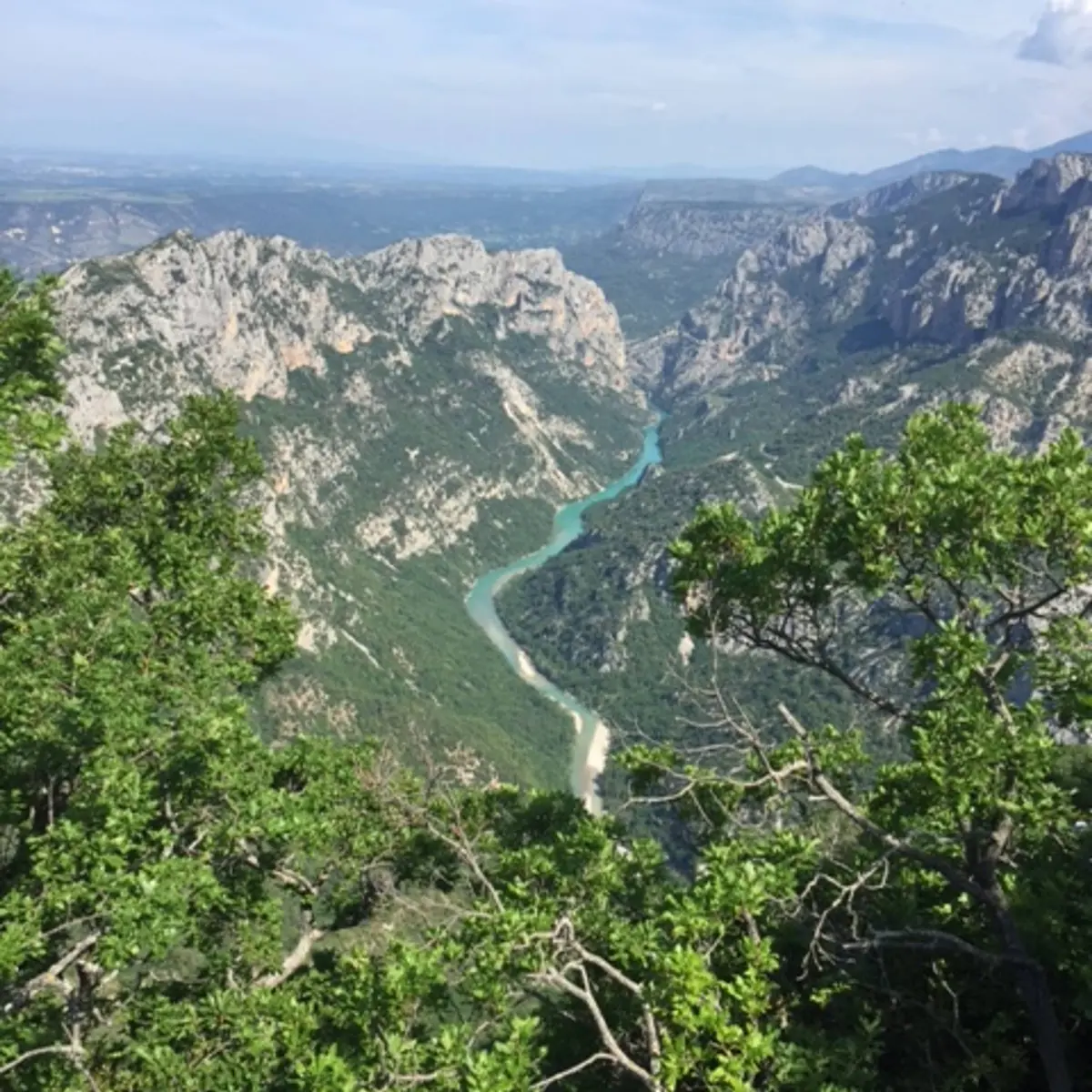 Panorama des gorges avec les falaises et l'eau turquoise