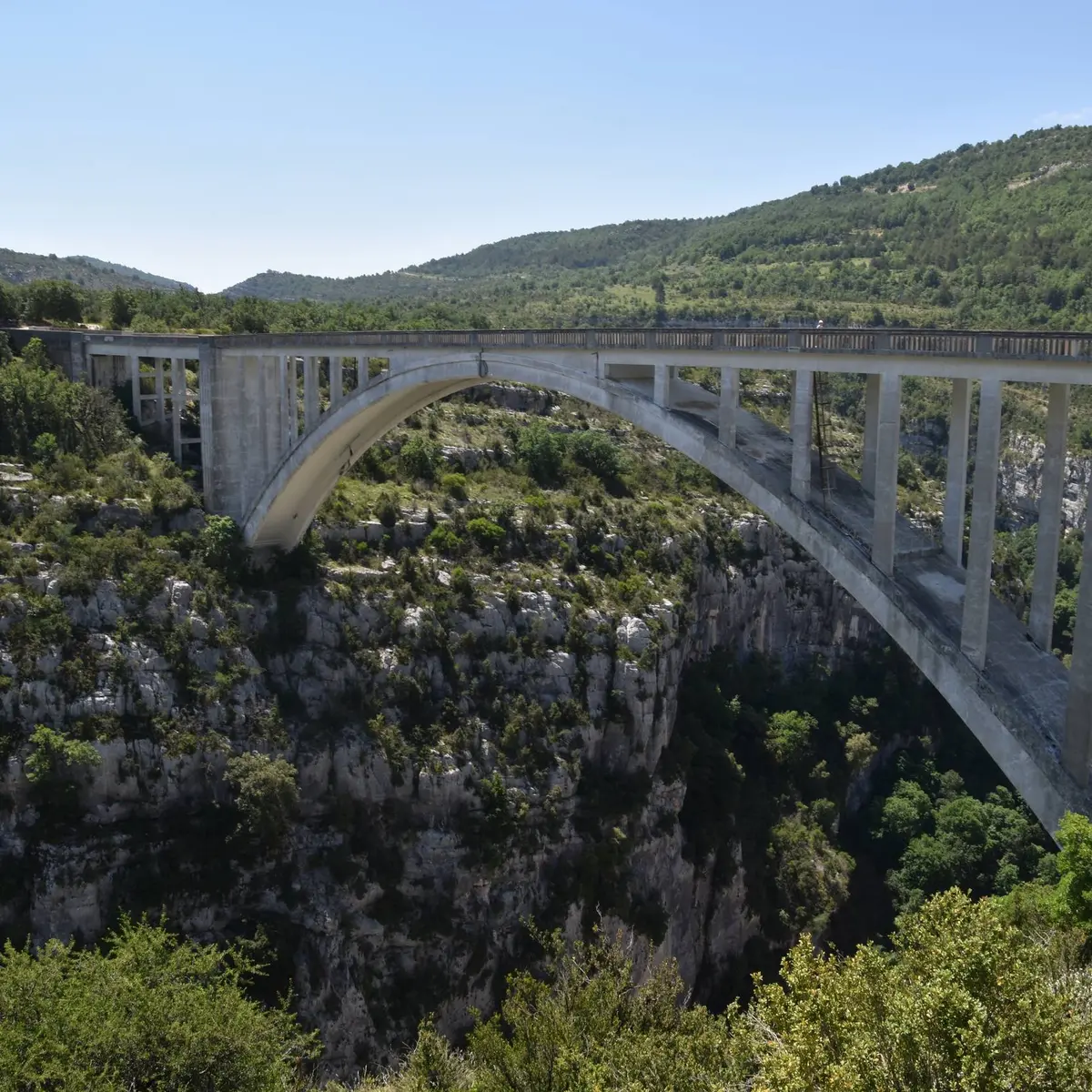 Vue sur le pont de l'Artuby enjambant les gorges du Verdon