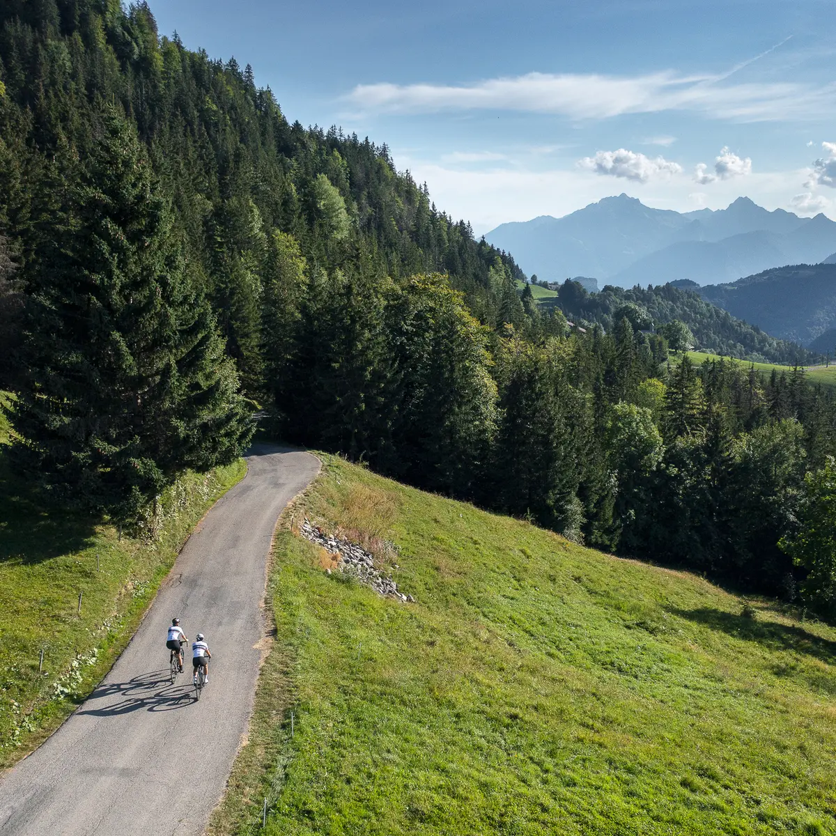 vélo de route sur les routes secrètes de Thônes et Les Clefs, au col de Plan Bois