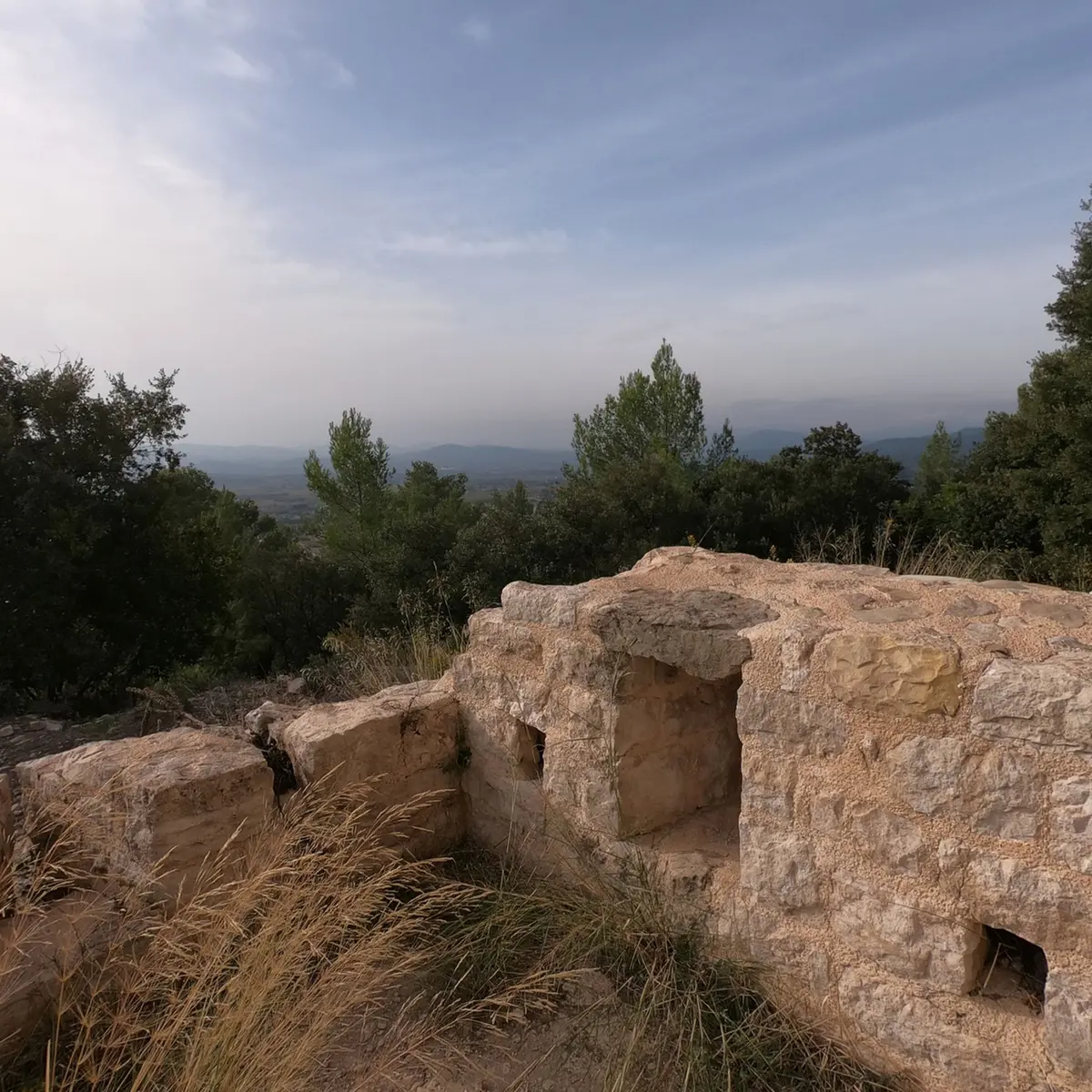 Panorama sur les collines à l'horizon avec en premier plan un des murets de la tour