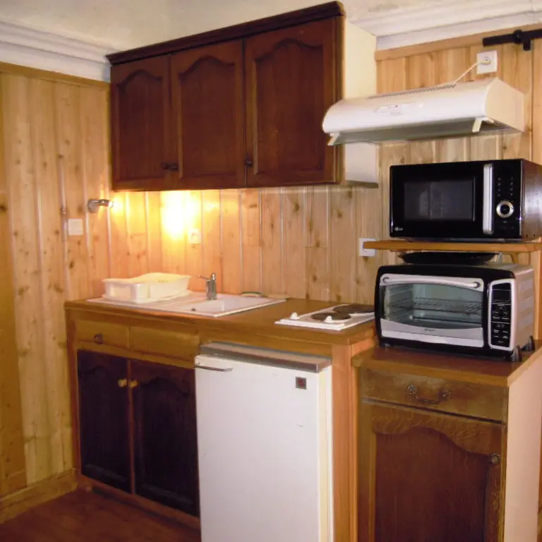 Cuisine de l'appartement, plaques électriques, four, placards, ameublement bois