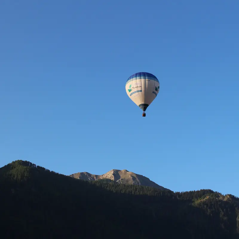 Vol libre en montgolfière au-dessus de la vallée du Champsaur